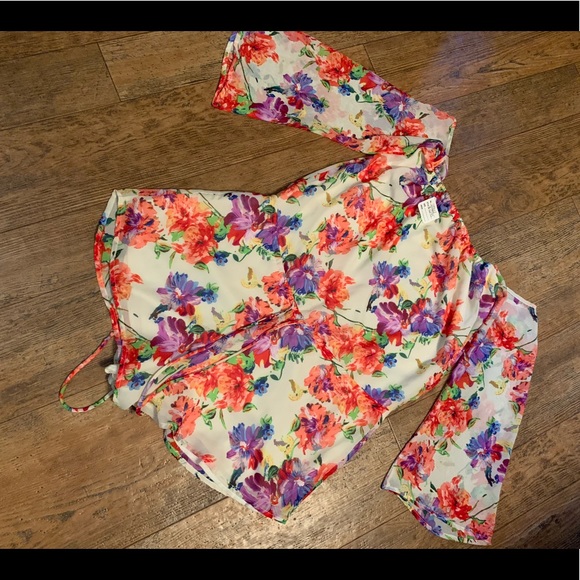 Floral Romper! Super cute! Never worn - Picture 2 of 3